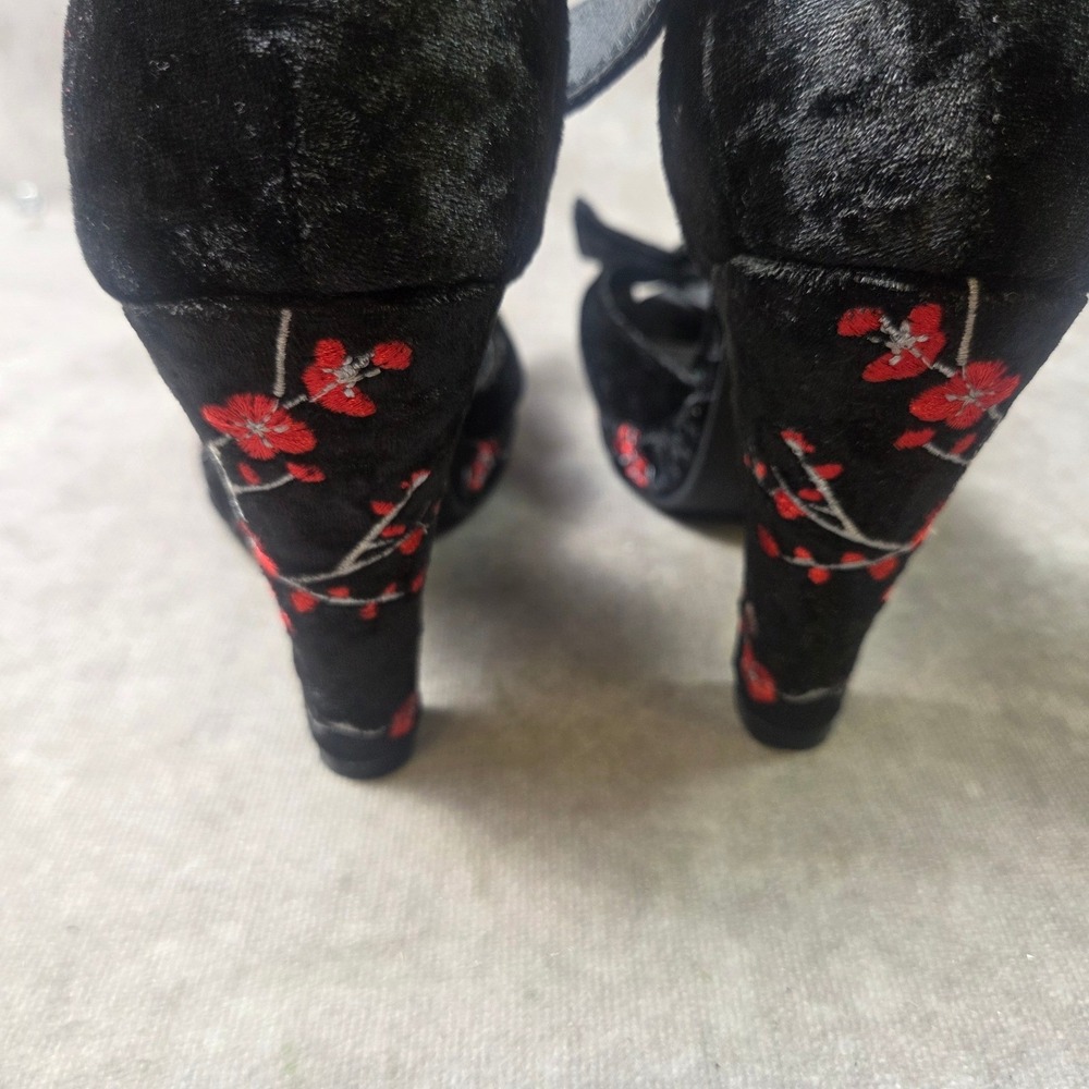 T.U.K. Black Velvet Cherry Blossom Floral Platform Bow Heels A9446L US 9 Mens 7 - Picture 9 of 9